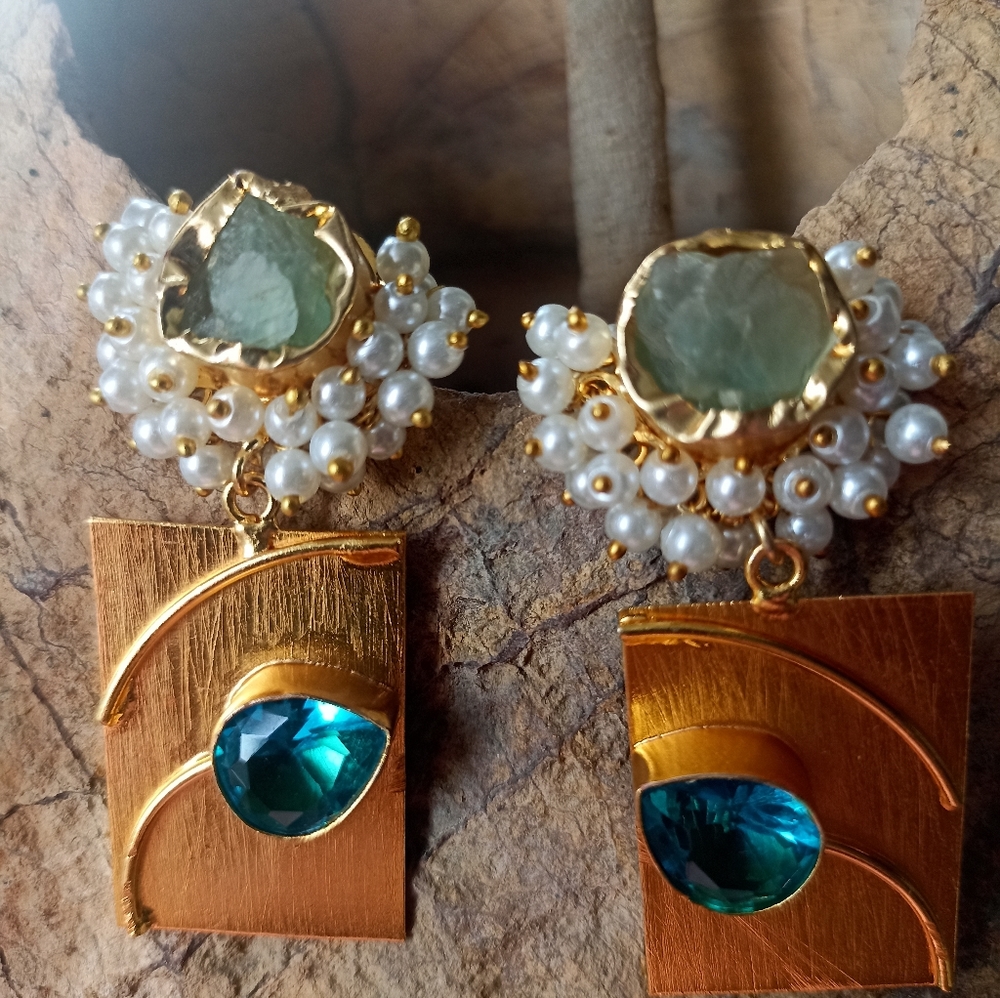 Very beautiful handmade gold plated stone studded drop earrings - Picture 7 of 9